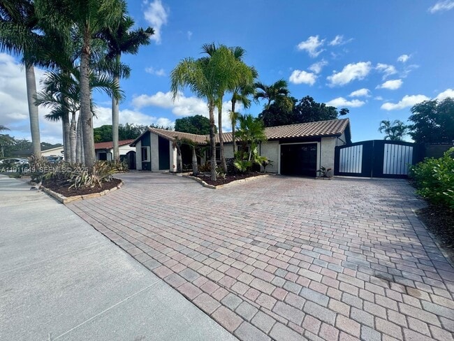 Building Photo - 6905 SW 148th Ct