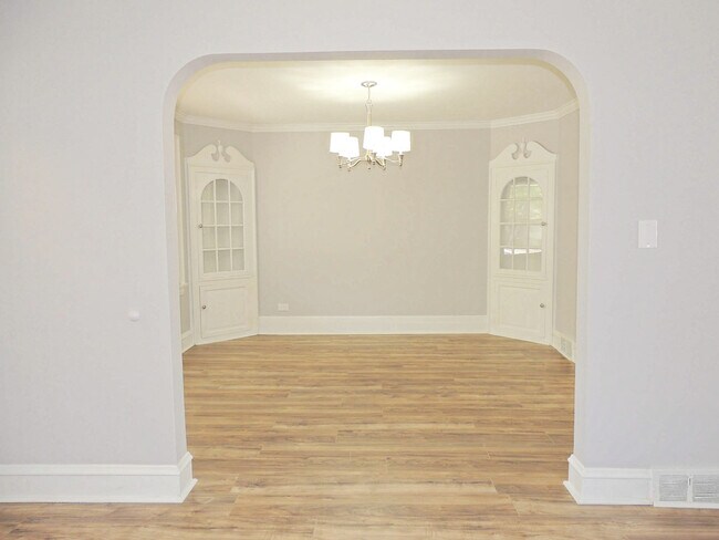 Building Photo - 3 Bed - 1.5 Bath Colonial for Rent