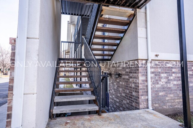 Building Photo - 909 N 500 W