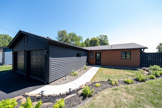 Foto del edificio - 24075 W Cedar Lake Dr