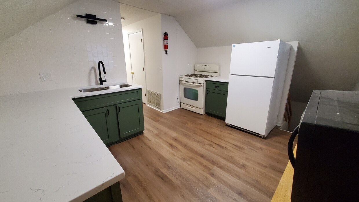 Kitchen - 164 Congress St W