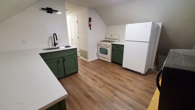 Building Photo - 164 Congress St W