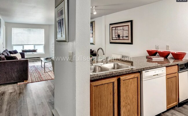 Foto del edificio - Spacious, Modern Northgate Condo w/ Quartz Kitchen, Secure Parking, Pool & Light Rail Access