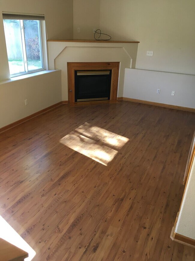 Building Photo - 4 BEDROOM, 3 BATHROOM HOUSE WITH 2 CAR ATTACHED GARAGE