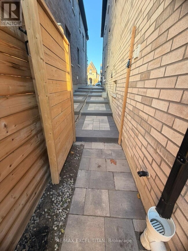 Building Photo - 460 Mactier Dr