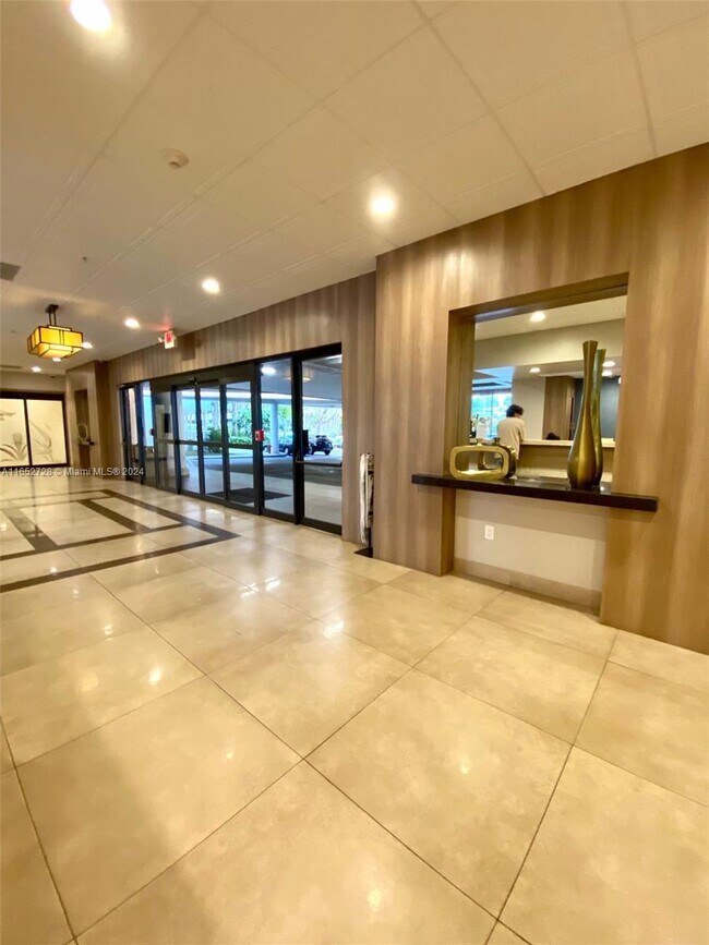 Building Photo - 3701 N Country Club Dr