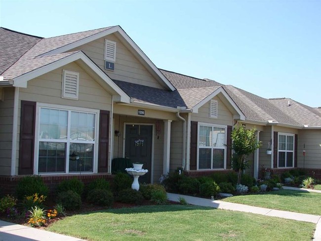 Building Photo - 1200 Cameo Dr