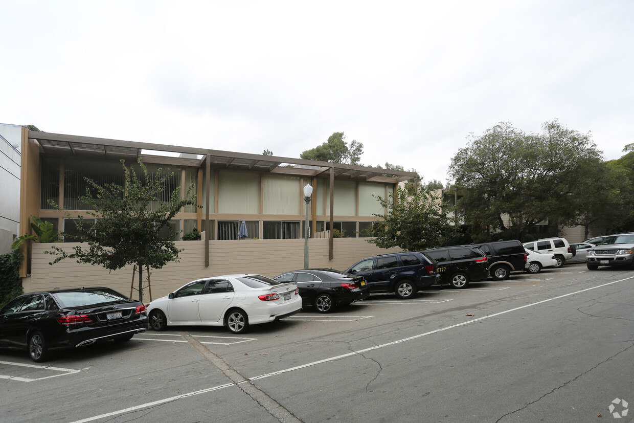 Primary Photo - 833 Moraga Dr