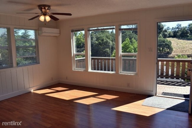 Building Photo - 2 br, 1.5 bath Townhome - 115 Leiby