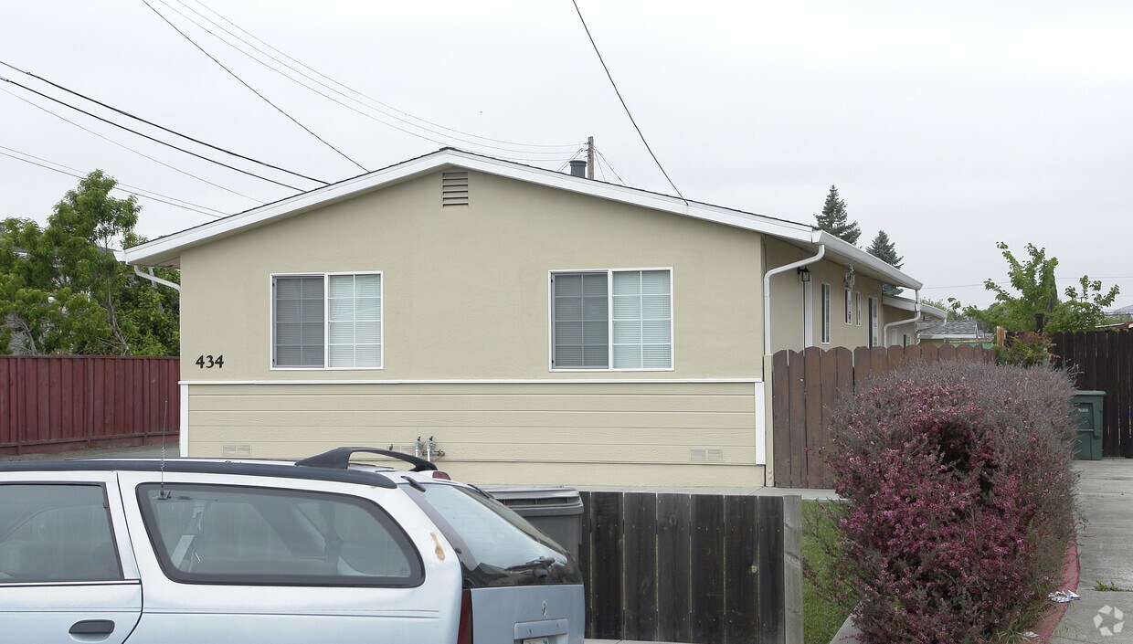 Building Photo - 414 Grove Way