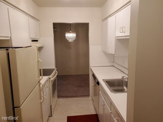 Building Photo - 2 br, 1 bath Condo - 30052 W 12 Mile Rd
