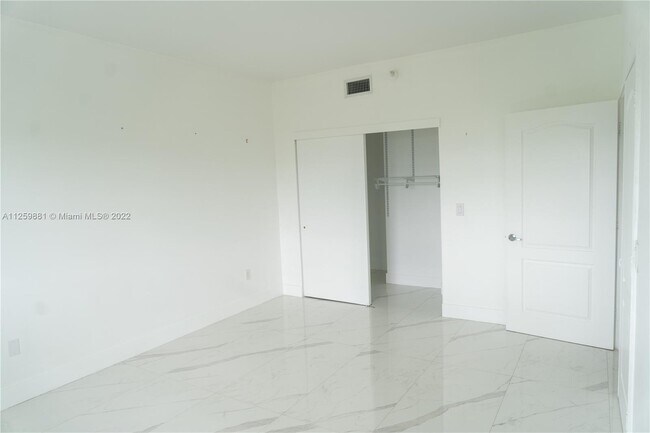 Foto del edificio - 10710 NW 66th St  408 Doral Fl 33178