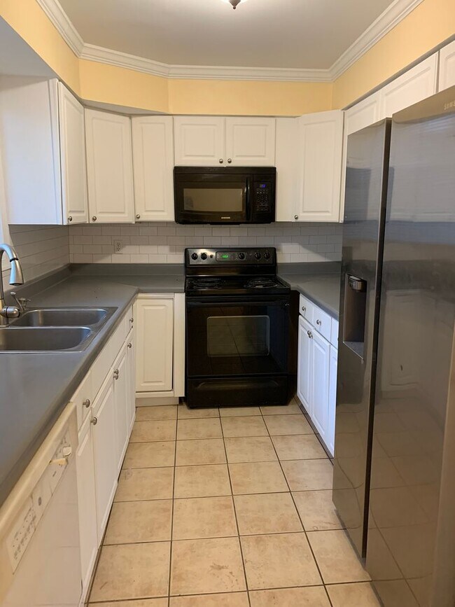 Building Photo - 4266 Lake Ridge Dr