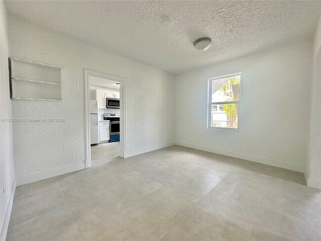 Foto del edificio - 30 NW 32nd Pl