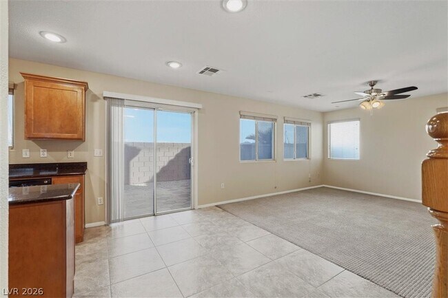 Foto del edificio - 8160 Royal Arches St