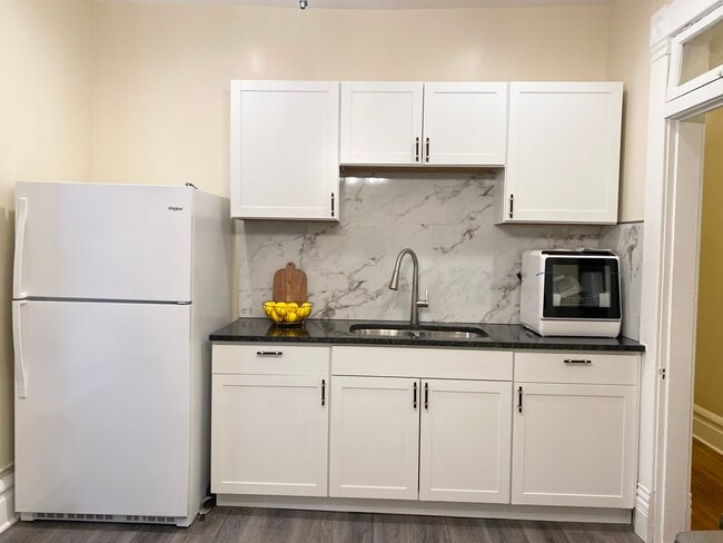 Building Photo - 1372 Neil Ave