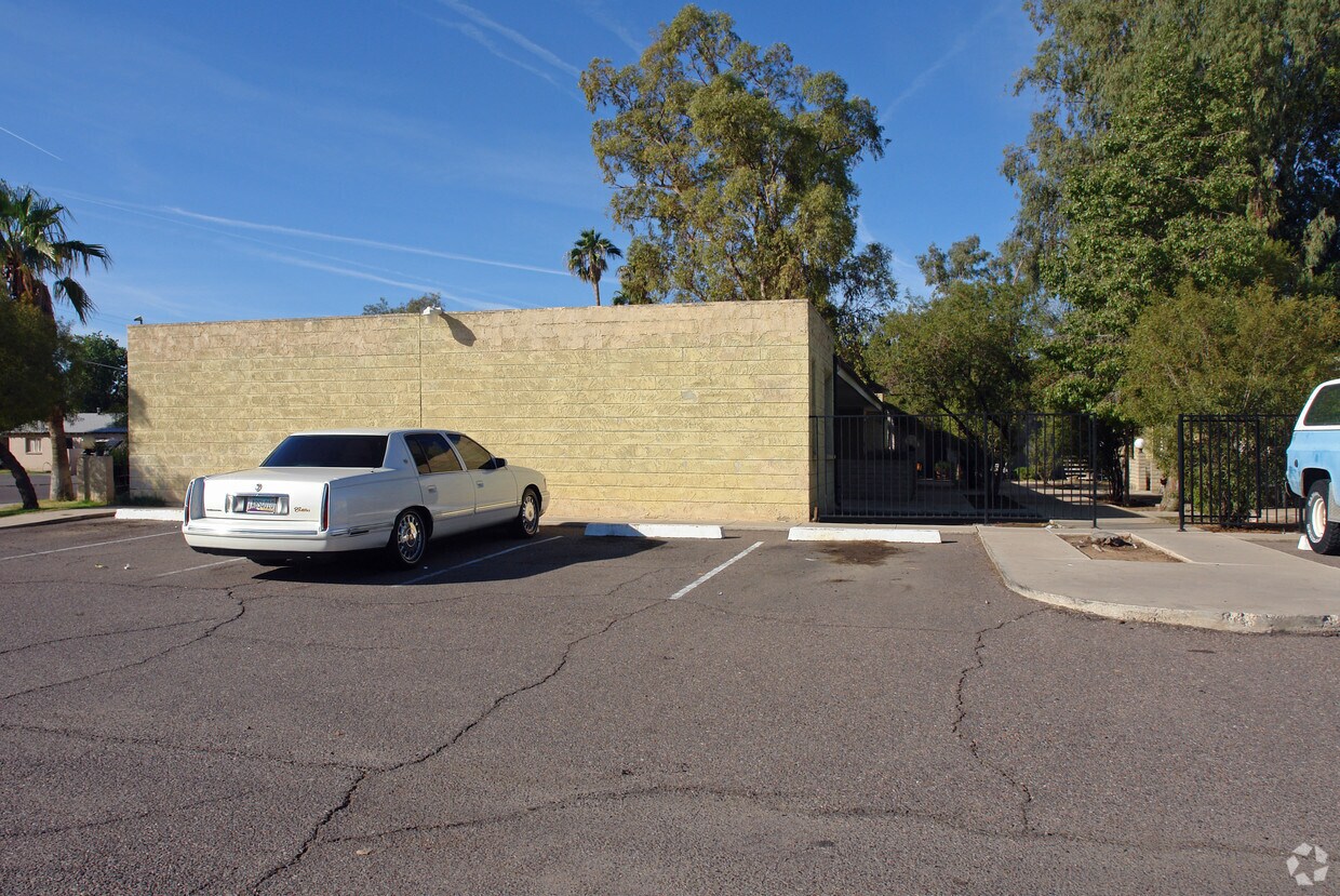 Building Photo - 5800 W Claremont St