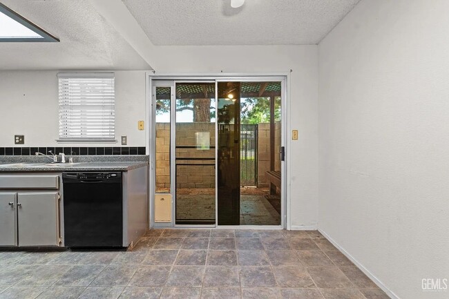 Foto del edificio - Charming Condo in SW Bakersfield with Comm...