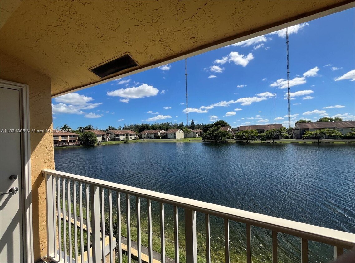 Foto principal - 450 NW 214th St