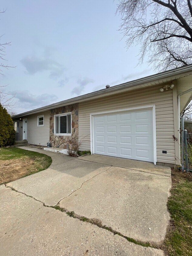 Primary Photo - 11314 N E Wawasee Dr