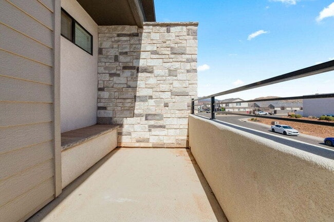 Building Photo - "Spacious 3-Bedroom Townhouse Retreat with...