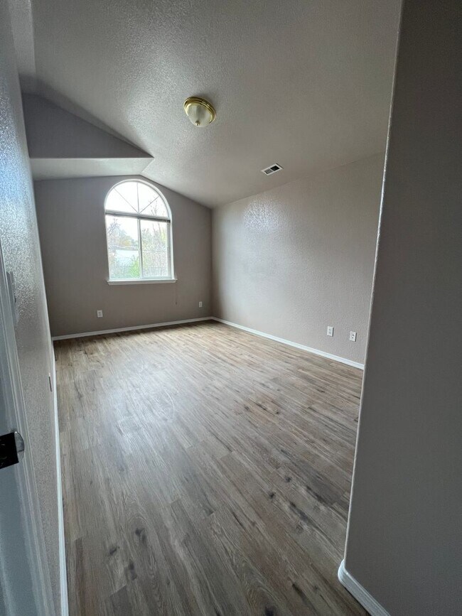 Building Photo - 3 bedroom, 2 bathroom - 3 plex - 2 story