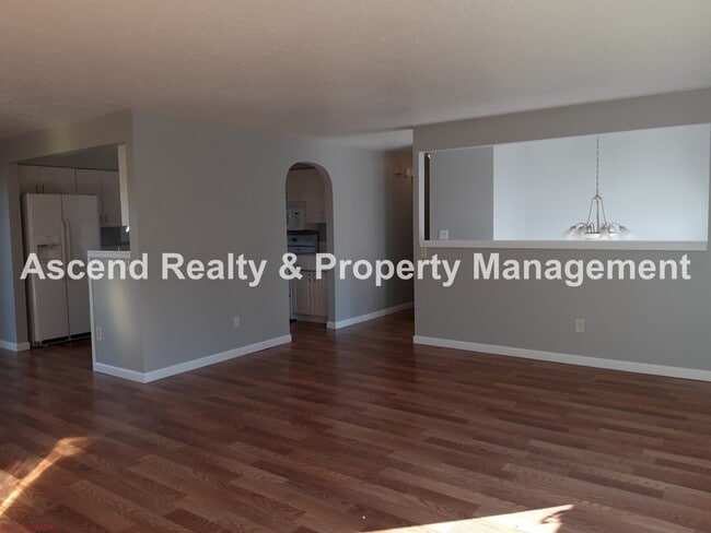 Building Photo - Available NOW & Price Drop! 4 Bed, Fenced Yard, Quick Access to Schools, Outlet Mall, Troutdale S...