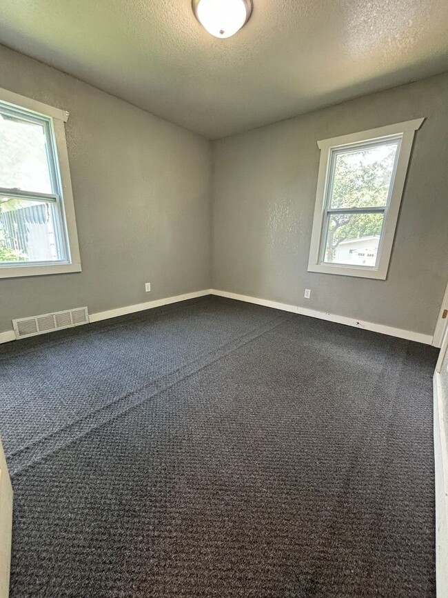 Building Photo - 2 bedroom, 1 bathroom home