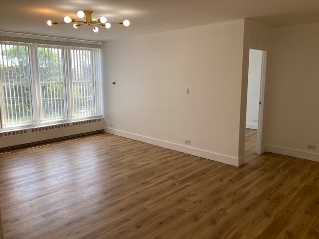 Building Photo - 1301 W Touhy Ave