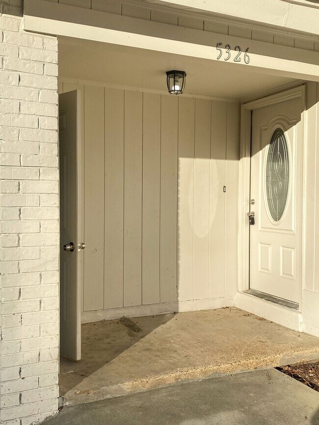 Building Photo - 4 bed, 2 bath, 2 car garage near Yale and ...