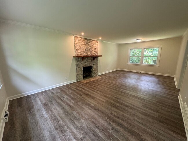 Foto del edificio - Renovated 4/3 House in North Hills- $1,995