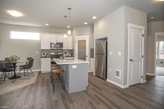 Building Photo - 402 N Mayhew Rd