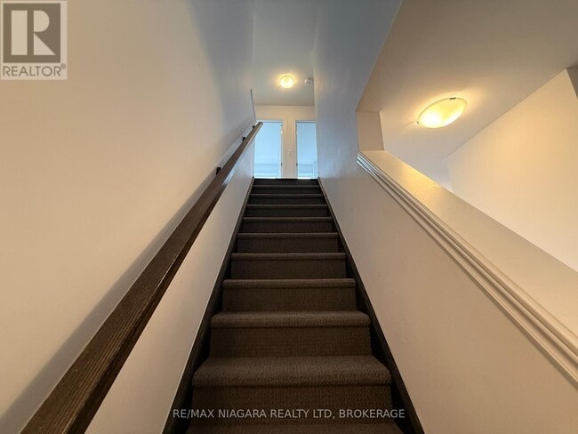 Building Photo - 461 Blackburn Dr