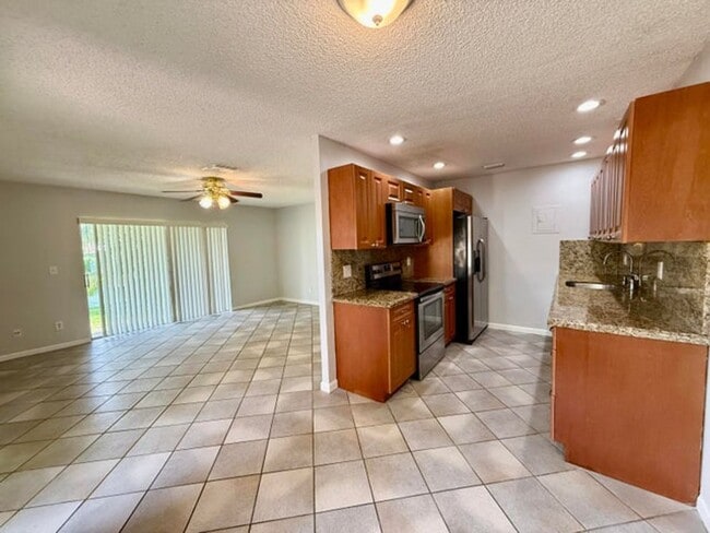 Foto del edificio - 3741 NW 84th Ave