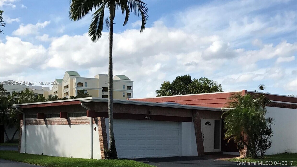 Primary Photo - 16541 Country Club Crescent