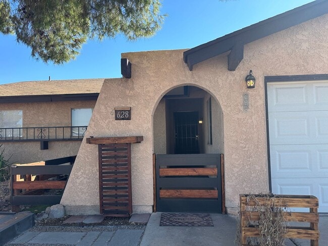 Building Photo - Single story home in classic ranch style.