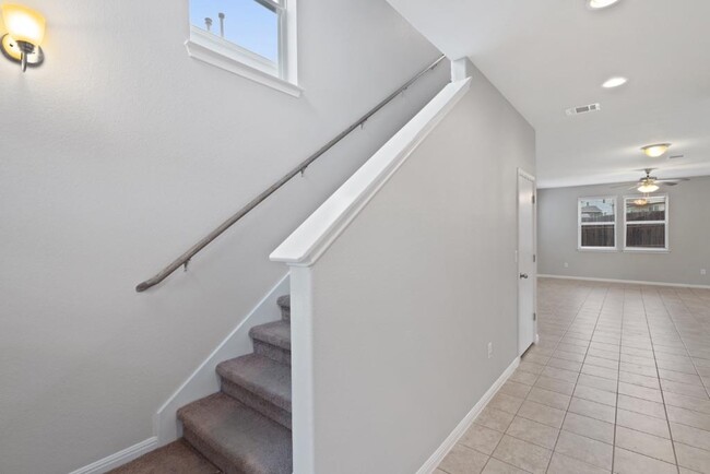 Building Photo - 341 Twisted Oaks Ln