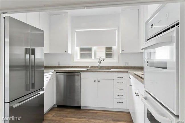 Building Photo - 1550 Miramar Dr
