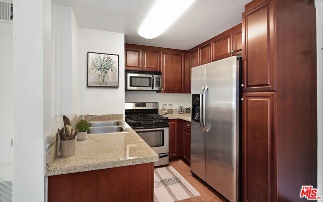 Building Photo - 5545 Canoga Ave