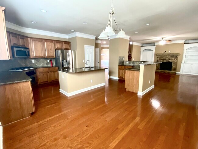 Building Photo - 2521 Royston Dr