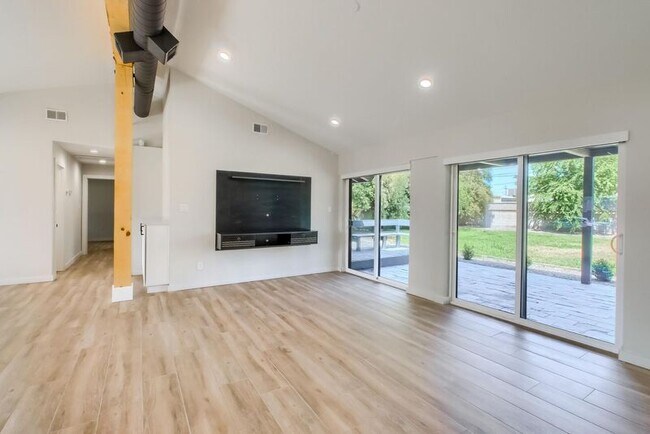 Building Photo - 1402 W Berridge Ln