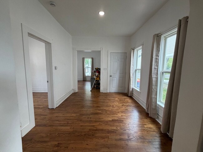 Building Photo - 4 Bedroom updated home in Grand Rapids
