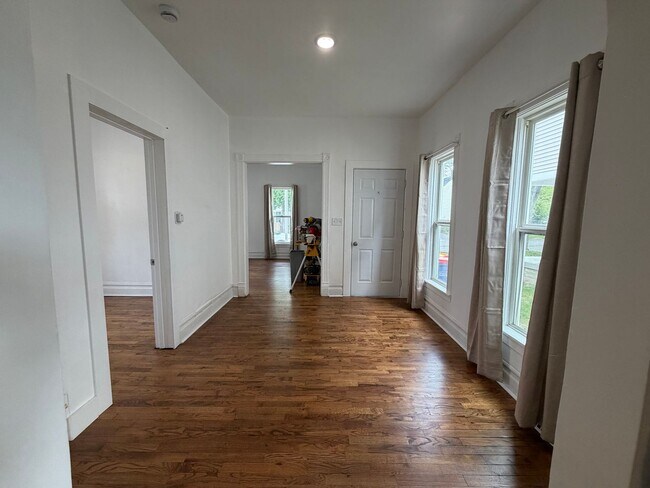 Foto del edificio - 4 Bedroom updated home in Grand Rapids