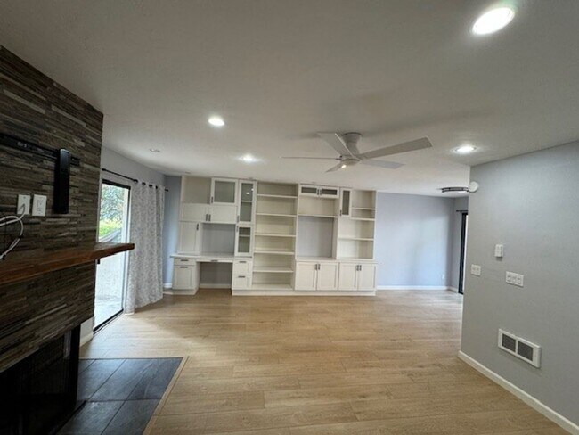 Foto del edificio - Spacious Tri Level 2Bed 2Bath Condo in Bay Ho