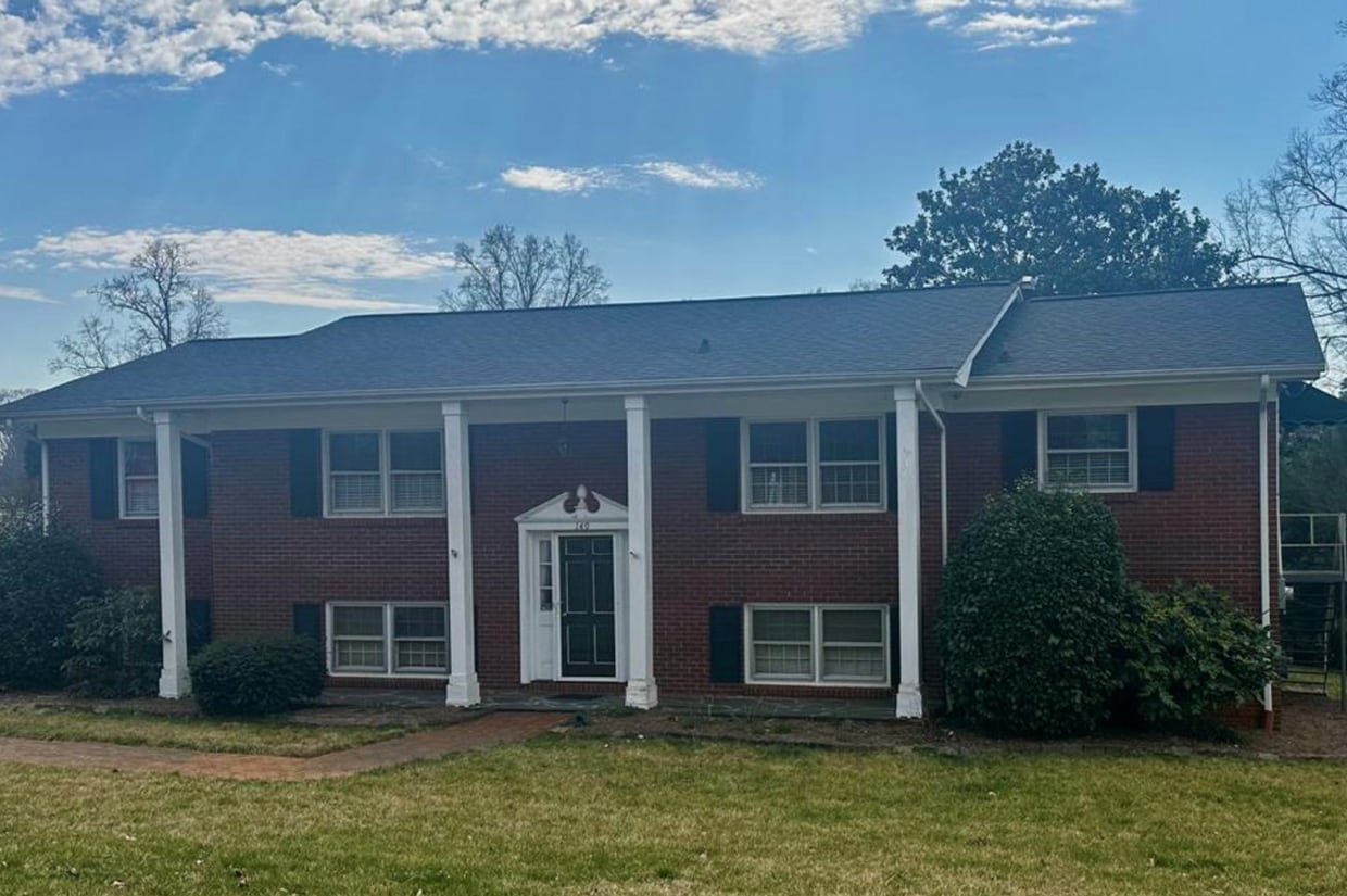 4 Bed, 3 Bath Well-Located Brick Home in Lake Hickory Country Club For Rent! - 4 Bed, 3 Bath Well-Located Brick Home in Lake Hickory Country Club For Rent!