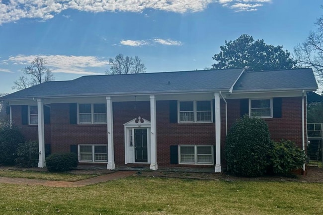 4 Bed, 3 Bath Well-Located Brick Home in Lake Hickory Country Club For Rent! - 4 Bed, 3 Bath Well-Located Brick Home in Lake Hickory Country Club For Rent!