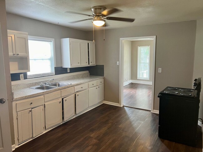 Building Photo - West End Home FOR RENT!