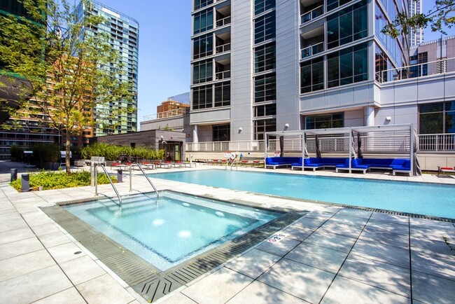 Building Photo - Modern Apartment in the Heart of Downtown