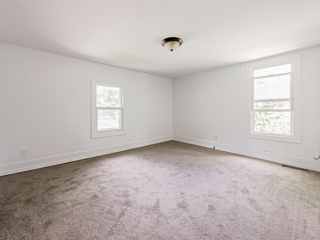 Building Photo - Welcome to this charming 2-bedroom, 1-bath...