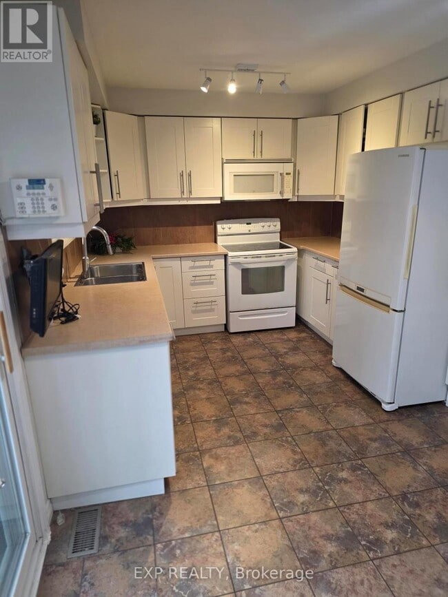 Building Photo - 1296 Valerie Crescent